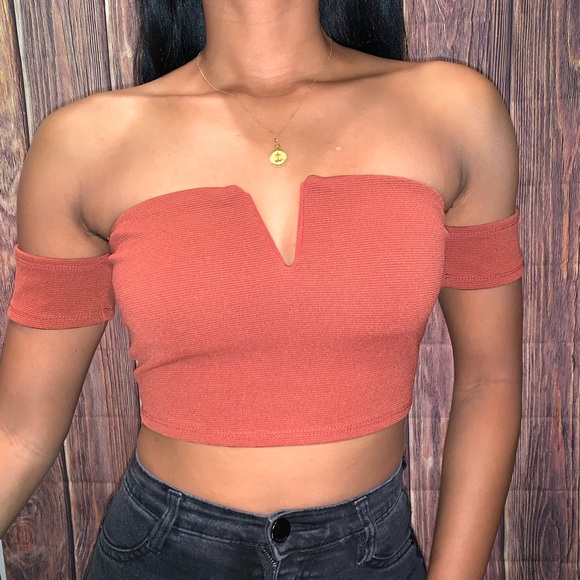 Bozzolo Tops - V-Cut Crop Top